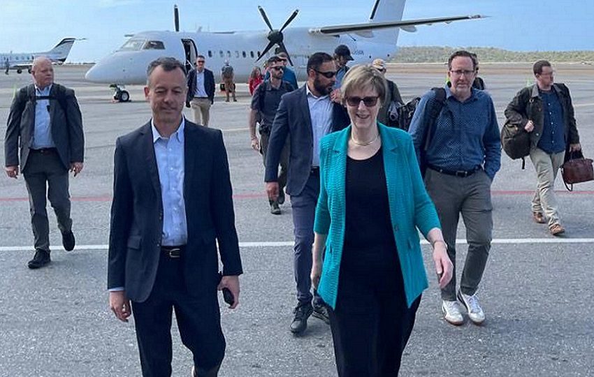 Embajadora Laura Dogu (c) a su llegada este 31 de enero de 2026, al aeropuerto Internacional Simón Bolívar en Maiquetía a 27 km de Caracas (Venezuela). EFE