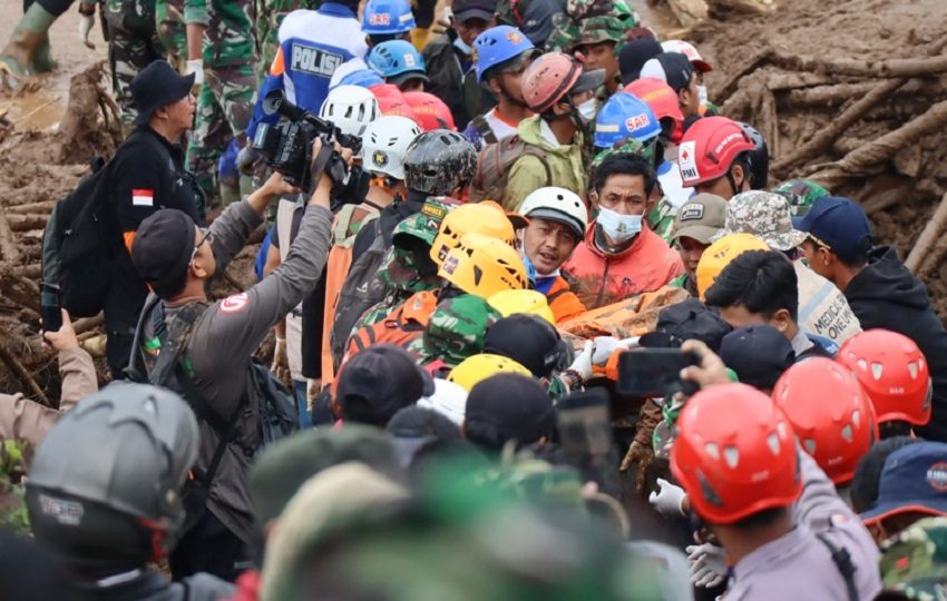 Trabajos de rescate en el área del deslizamiento en la isla de Java. EFE