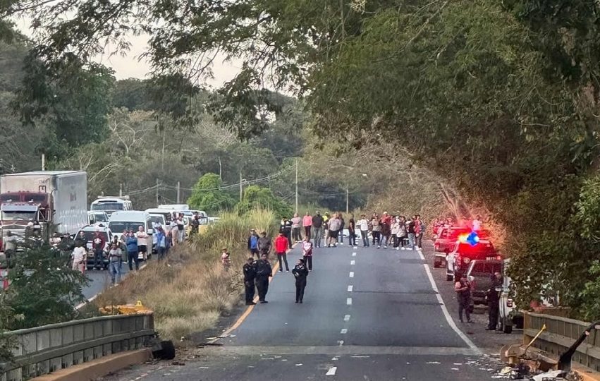 Tras la llegada de funcionarios del Ministerio Público, se procedió a la extracción del segundo ocupante del vehículo para su traslado a la morgue judicial. Foto. Eric Montenegro