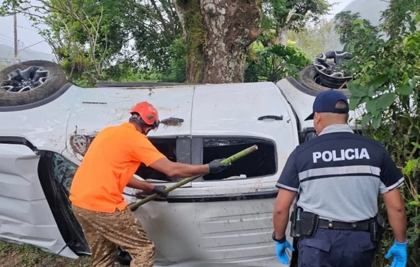 El cuerpo de la víctima fue extraído del interior del auto pick-up a la llegada de los funcionarios del Ministerio Público.