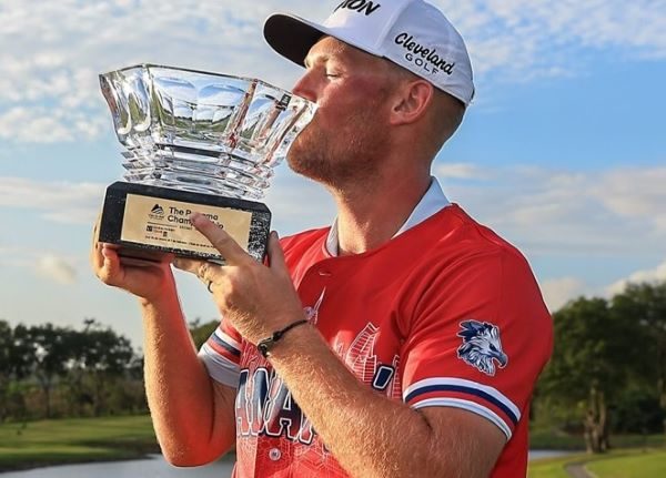 Ian Holt se llevó la copa The Panama Championship. Foto: @kornferrytour