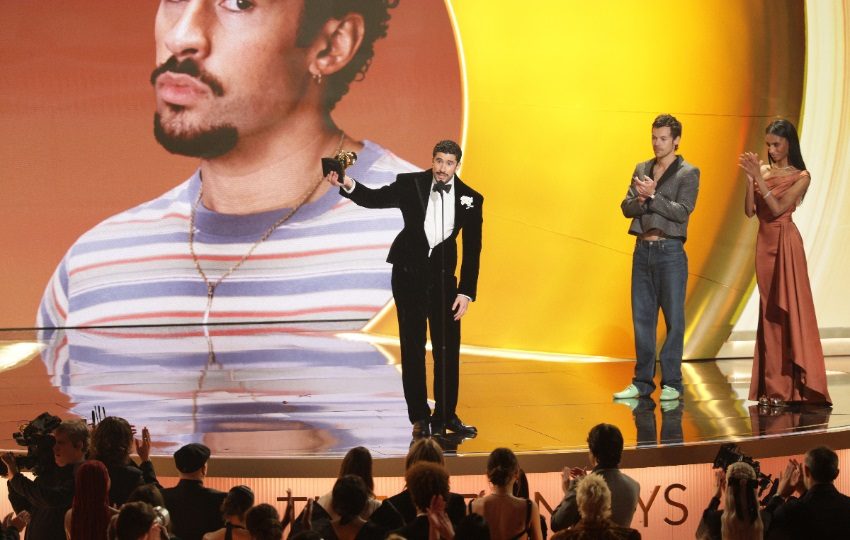 Bad Bunny recibe el premio al Álbum del Año en la 68ª ceremonia anual de los Premios Grammy. Foto: EFE / EPA / Chris Torres