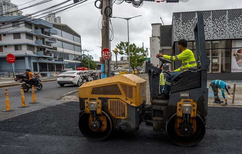 Colocaron carpeta asfáltica mediante la aplicación de ocho toneladas de asfalto caliente. 