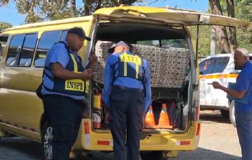 Julio Pinilla, conductor y propietario de un vehículo colegial, dijo que, mientras a los operadores formales se les exige cumplir con múltiples requisitos, la piratería persiste sin controles suficientes. Foto. ThaysDomínguez