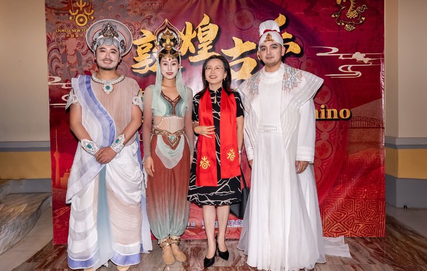 La embajadora de la embajada de China en Panamá, Xu Xueyuan, junto a bailarines. Foto: Cortesía
