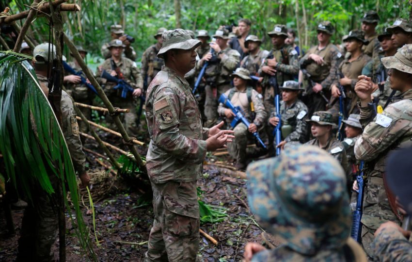 Integrantes de las tropas de Estados Unidos y Panamá participan en un entrenamiento. Foto: EFE