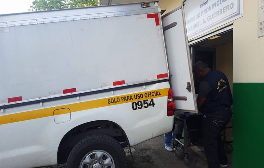 El cuerpo del joven fue trasladado hacia la morgue judicial en la ciudad de Colón. Foto: Diomedes Sánchez