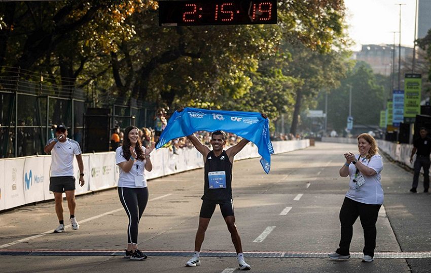 El atleta élite panameño Jorge Castelblanco, logra un nuevo récord en el Maratón CAF 2026 este domingo, en Caracas (Venezuela). EFE