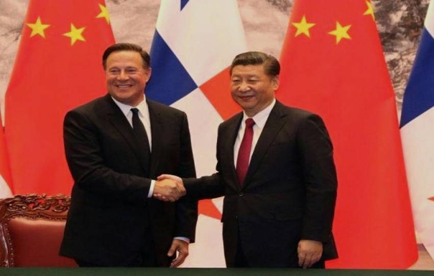 Juan Carlos Varela junto al mandatario chino, Xi Jinping