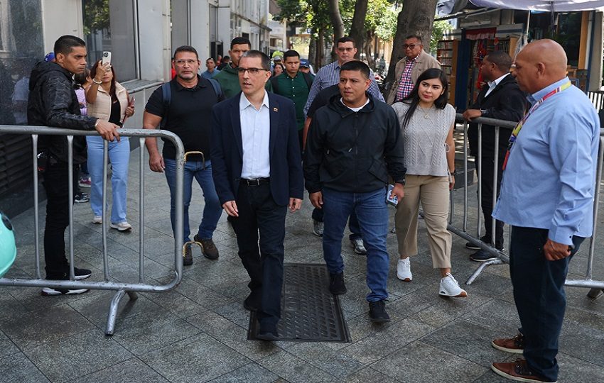 El diputado Jorge Arreaza (c) saluda durante una manifestación que acompaña la Asamblea Nacional sobre la Ley de Amnistía este martes, en Caracas (Venezuela). EFE