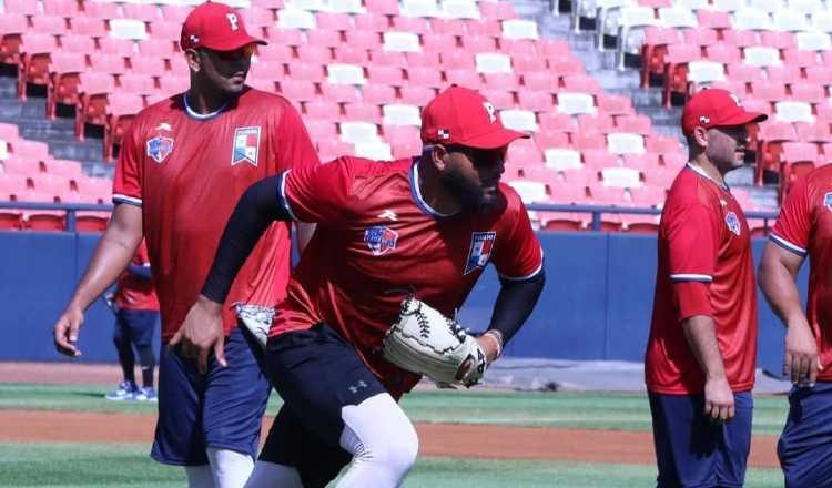 Los lanzadores Humberto Mejía (atrás) y Miguel Gómez Jr., con la manilla, durante los entrenamientos del equipo panameño. Foto: Fedebeis