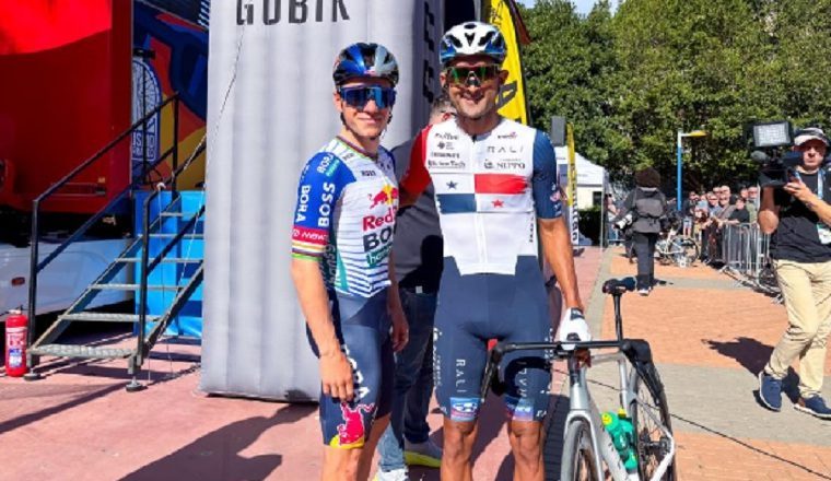  El santeño Roberto González (der.). Foto: Cortesía