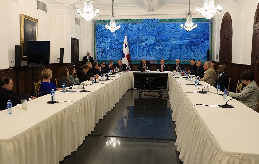 Durante la reunión. Foto: Presidencia