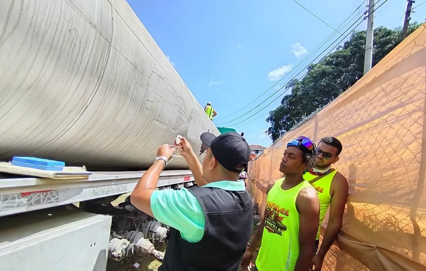 En el recorrido, el personal de saneamiento ambiental verificó el agua de los carros cisterna para comprobar la adecuada cloración.