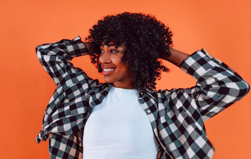 Diseñadores como Bottega Veneta y Maison Margiela la reinterpretan en pasarelas recientes. Foto: Studio Amaro