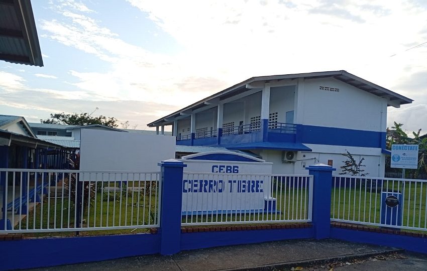 En el centro educativo básico general de Cerro Tigre, donde cursan estudios 955 estudiantes. Foto. Eric Montenegro