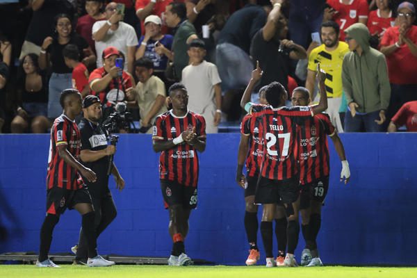Rodrigo Tello (27) alza las manos para festejar su gol ante Galaxy. Foto:EFE