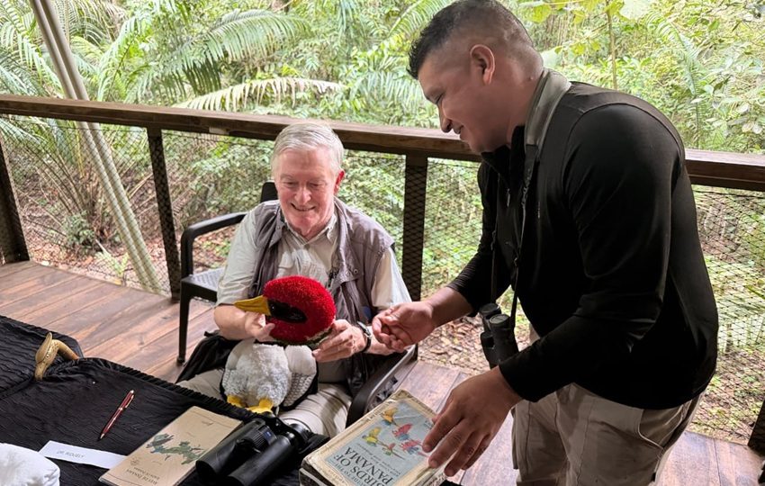 El Dr. Robert S. Ridgely también se reunió con seguidores apasionados por las aves. Foto: Cortesía