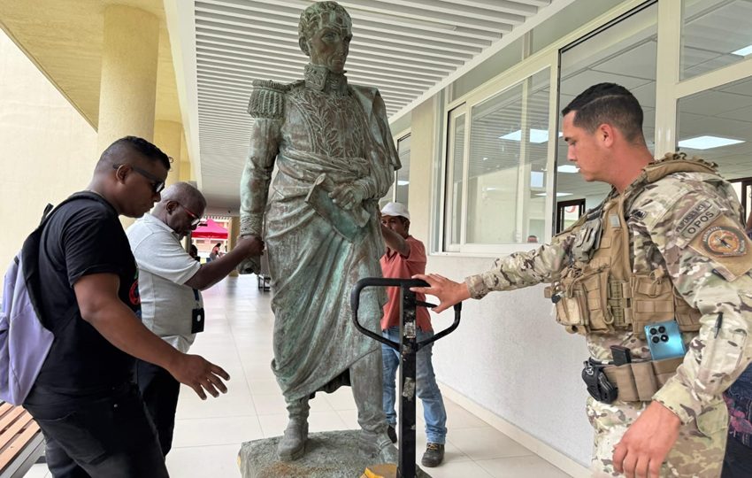 La intervención contempla la estabilización del bronce y la eliminación de agentes contaminantes. Foto: Diómedes Sánchez
