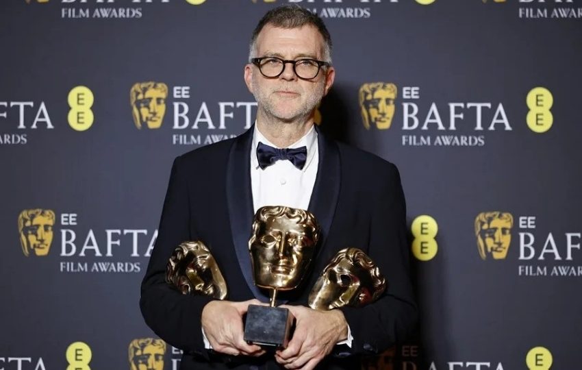 Paul Thomas Anderson posa con tres premios BAFTA. Foto: EFE / Tolga Akmen