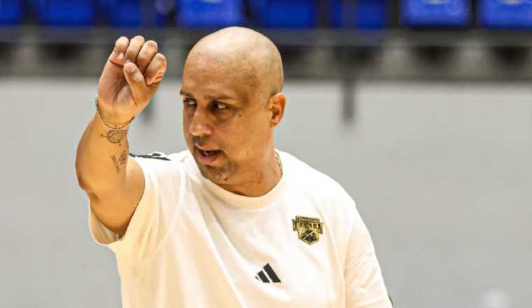 Nelson Colón es el coach del seleccionado panameño. Foto: Fepaba