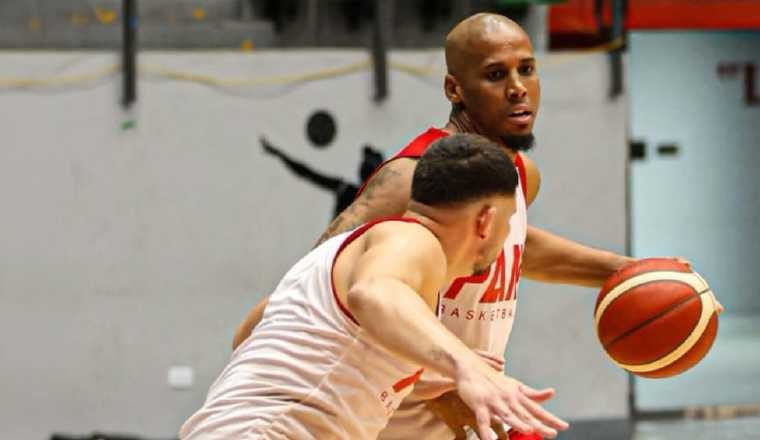 Ernesto Mauro Oglivie con el balón en los entrenamientos del seleccionado panameño. Foto: Fepaba