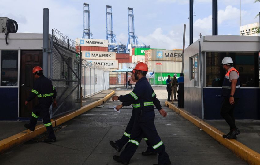 Trabajadores caminan al interior del Puerto de Balboa. Foto: EFE
