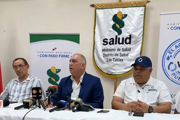 Las autoridades informaron que el MINSA se mantiene a la espera de que concluyan los trabajos de desinfección en la red de distribución en el distrito de Los Santos para validar los resultados de laboratorio que presente el IDAAN antes de extender la certificación a estas áreas. Foto. Thays Domínguez