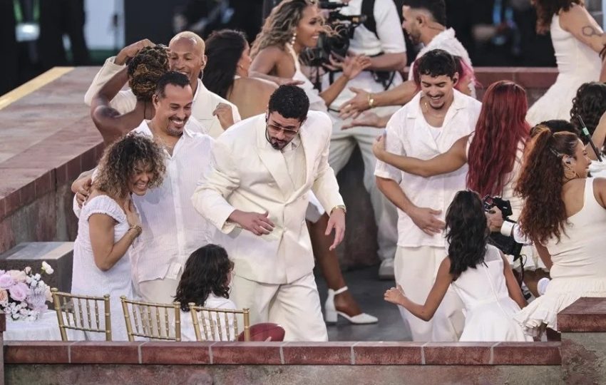 Bad Bunny durante su presentación en el entretiempo del Super Bowl LX. Foto: EFE / Chris Torres