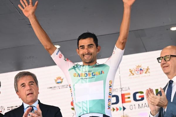 Roberto González se mantiene como líder de montaña en  el  Giro Di Sardegna en Italia. Foto: Fepaci.