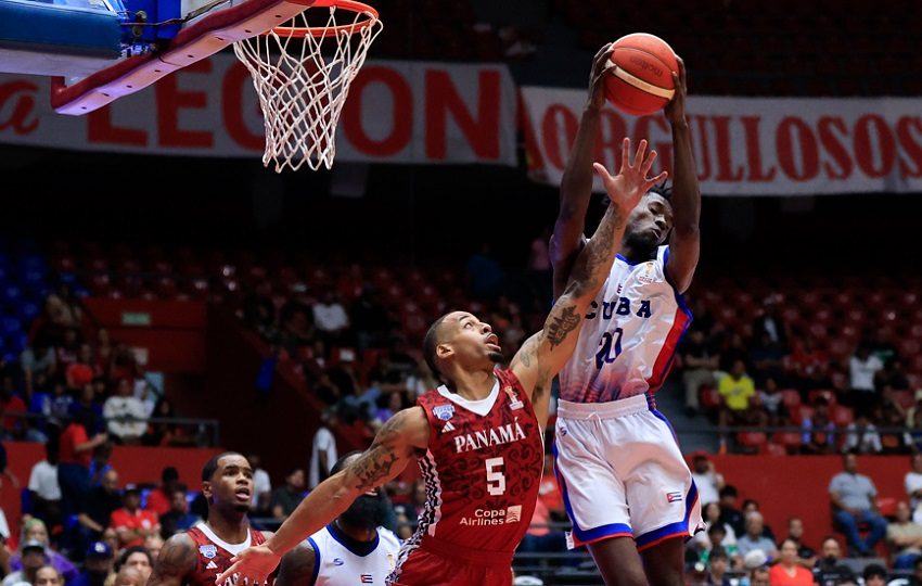Ariel Ferrán (d), de Cuba, disputa un balón con Trevor Gaskins, de Panamá, durante un partido clasificatorio del Mundial de la FIBA Catar 2027. EFE