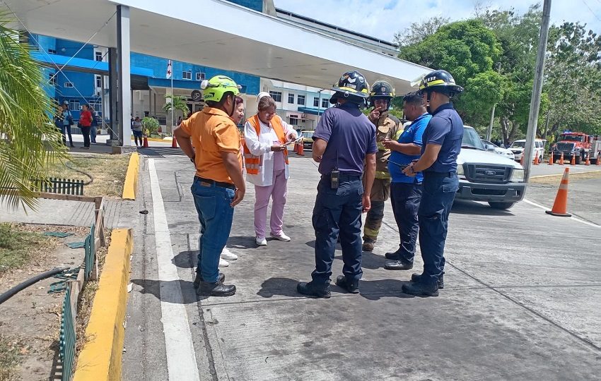 El Cuerpo de Bomberos en Chiriquí llevaron a cabo una serie de evaluaciones en centros hospitalarios y comercios. Foto. Sinaproc