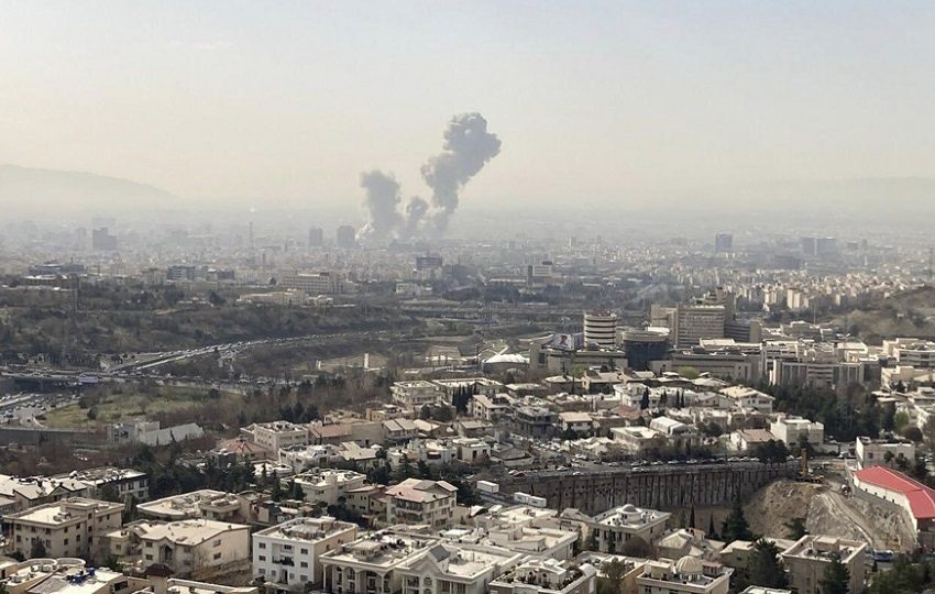 Una columna de humo emerge del centro de Teherán. Foto: EFE