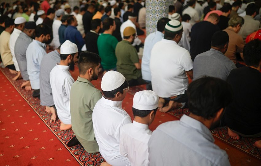 Personas asisten a la oración congregacional en la Mezquita Jama durante el Ramadán este viernes, en Ciudad de Panamá (Panamá)