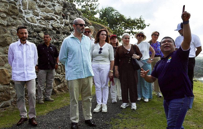 Presidente del Senado de España, Pedro Rollán en su recorrido. Foto: EFE