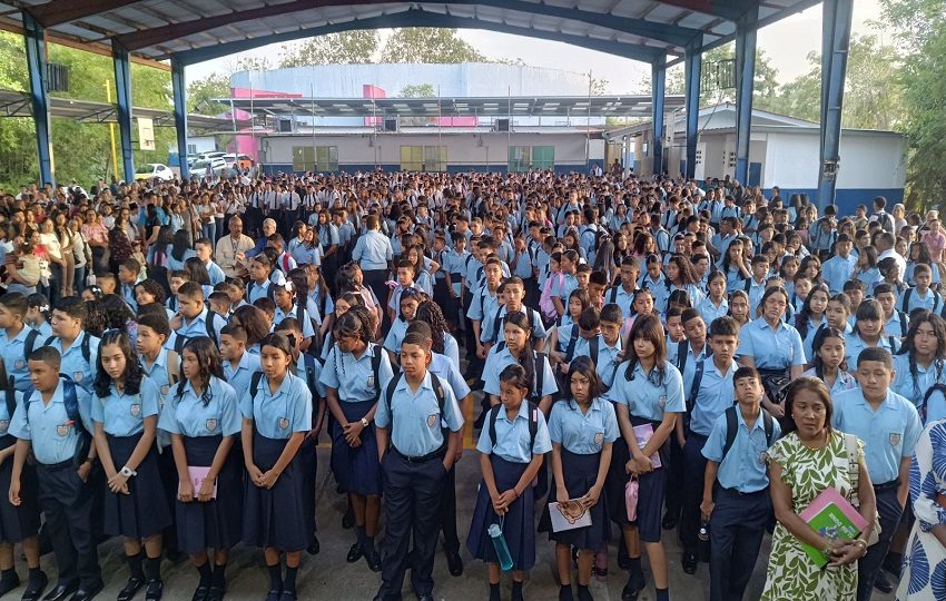 Más de 876,605 estudiantes retornaron a las aulas de clases ayer, lunes 2 de marzo, para el inicio del primer trimestre del 2026.  Cortesía