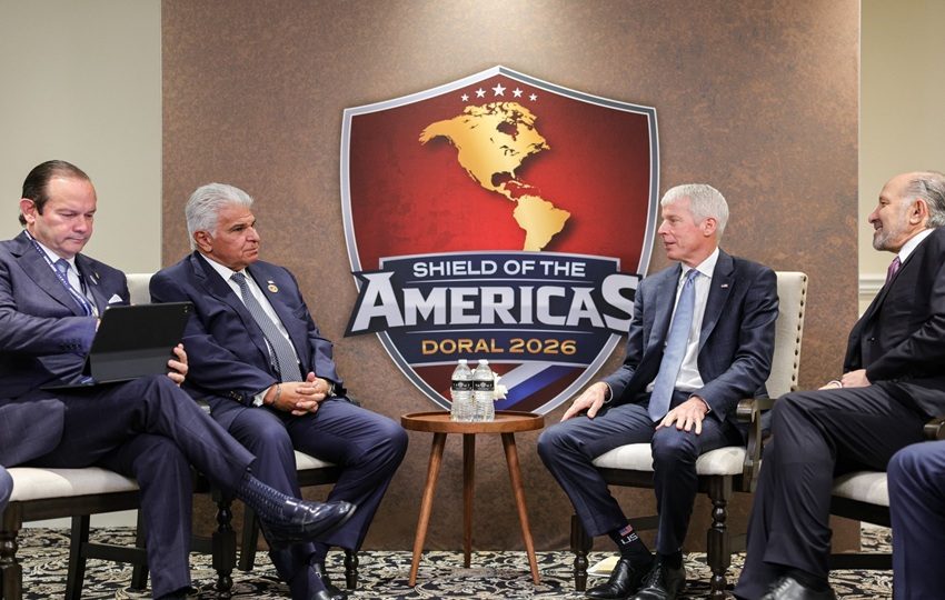 El presidente Mulino junto a funcionarios estadounidenses. Foto: Cortesía