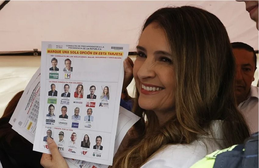 La senadora y candidata del Centro Democrático a la presidencia de Colombia, Paloma Valencia, muestra su papeleta en Bogotá (Colombia). Foto: EFE/ Mauricio Dueñas Castañeda