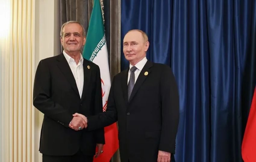 El presidente ruso, Vladimir Putin, (d) y su homólogo iraní, Masoud Pezeshkian. Foto: EFE