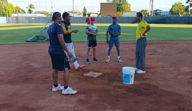 El equipo de Veraguas entrena en el estadio Omar Torrijos. Foto: Melquiades Vásquez A.