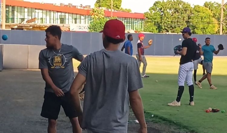 El equipo de Veraguas entrena en el estadio Omar Torrijos. Foto: Melquiades Vásquez A.