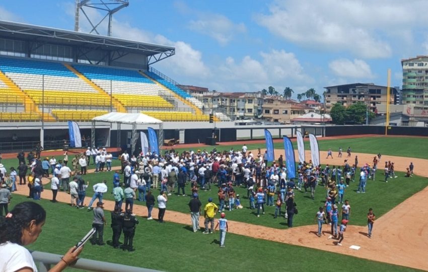 Inauguración del renovado estadio. Foto: Diomedes Sánchez