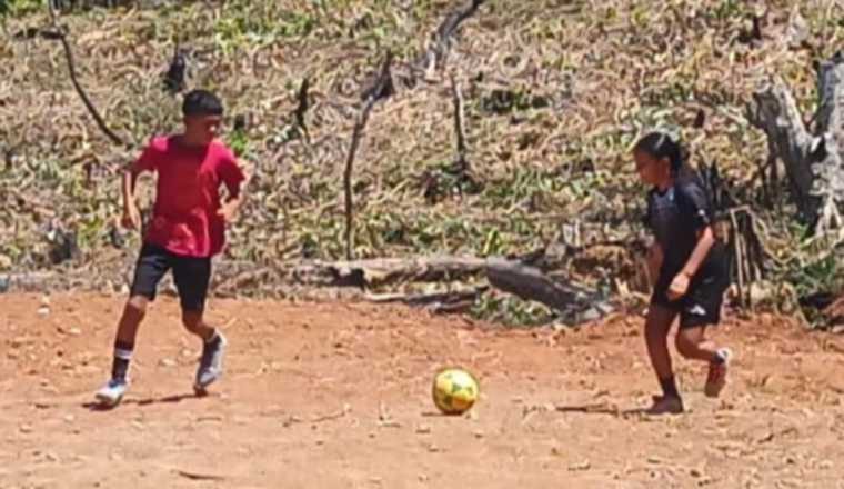 Los jóvenes jugadores practican en diferentes categorías.  Fotos: Melquiades Vásquez A
