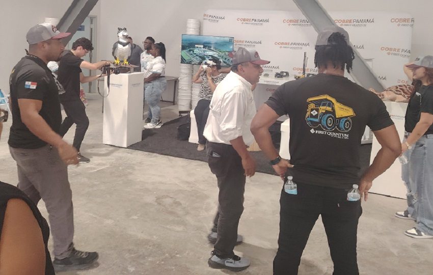 Asistentes viviendo la experiencia virtual de Cobre Panamá. Foto: Diomedes Sánchez