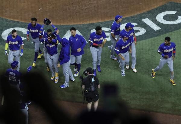 Jugadores de Venzuela, festejan su clasificación. Foto: EFE