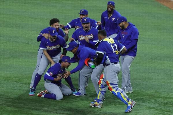 ugadores de Venezuela celebran el triunfo en la final del Clásico Mundial de Béisbol ante Estados Unidos. Foto:EFE