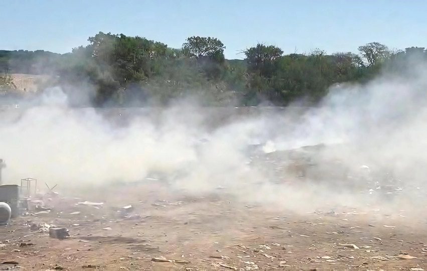 En los últimos días los bomberos han tenido que hacer frente a varios incendios en los vertederos acielo abierto. Foto.Thays Domínguez 