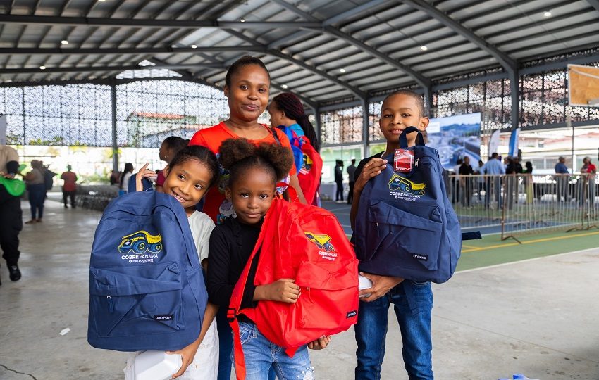 La entrega busca apoyar a los padres de familia y, por ende, a los estudiantes de escasos recursos a reforzar sus insumos escolares.  Cortesía