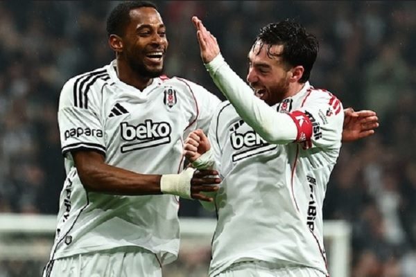 Michael Amir Murillo (izq.) festeja un gol del Beşiktaş ante el Kasimpasa en Turquía. Foto: @Beşiktaş JK