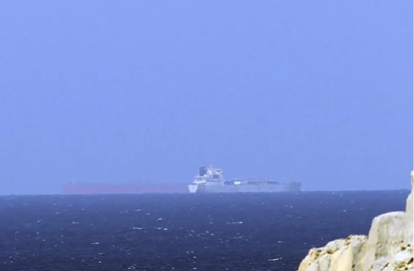 Fotografía de archivo de petroleros cruzando el Estrecho de Ormuz. Foto: EFE/ Ali Haider